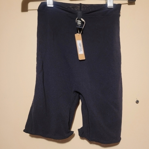 NEW WITH TAGS SKIMS size small . - Picture 1 of 6